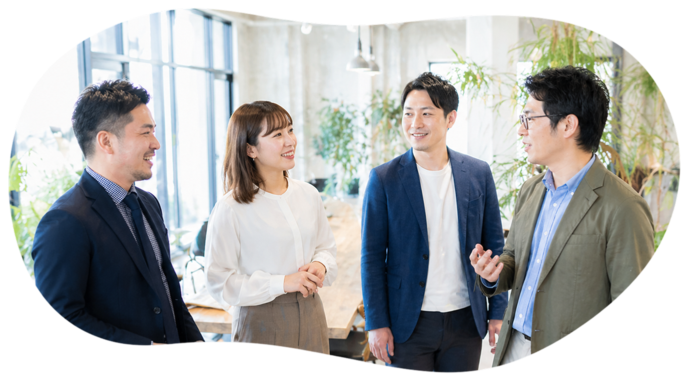 オフィスでAI活用について話し合うチーム