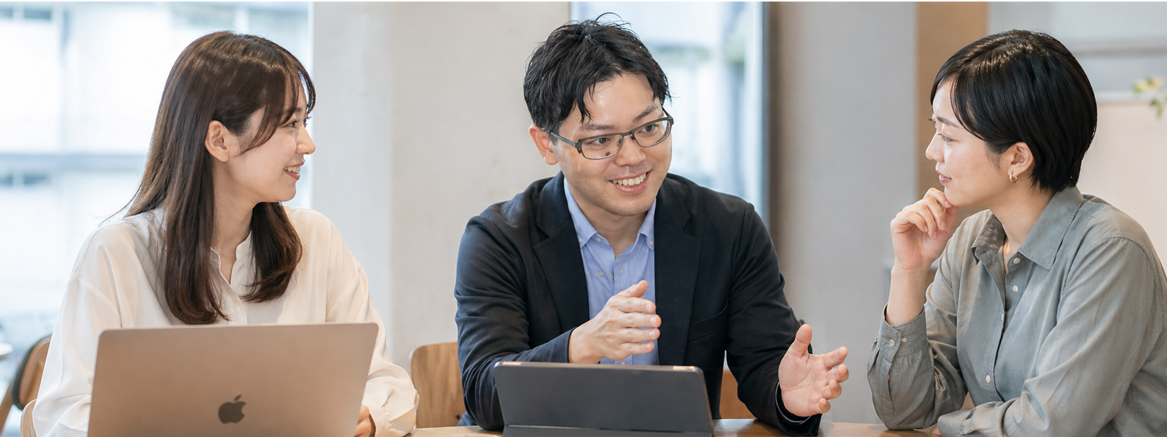 現場メンバーと設計する様子